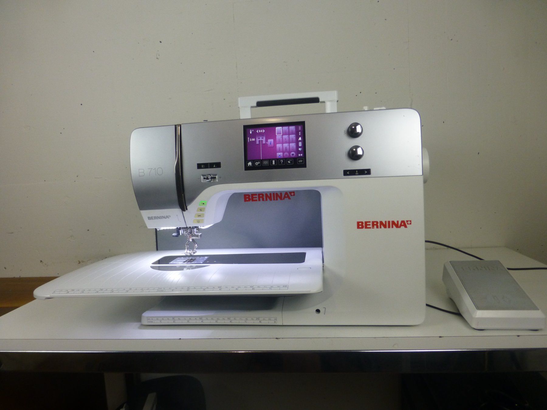 Bernina Macchine da cucire: Bernina B710 – Usato da Fahrweid venduto da ekv