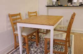 Tisch und 4 Stühle