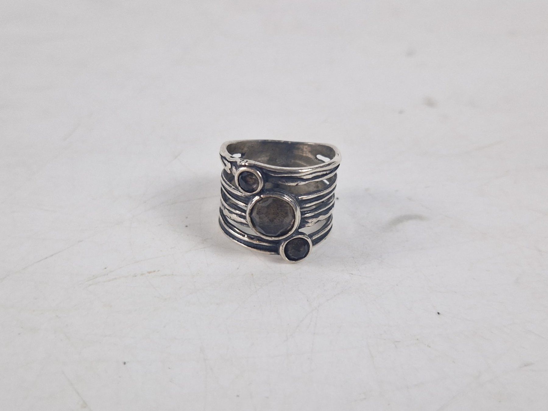 Anelli: Ring Silber mit Steinen Grösse 70 – Usato da Muhen venduto da Restwert_Muhen