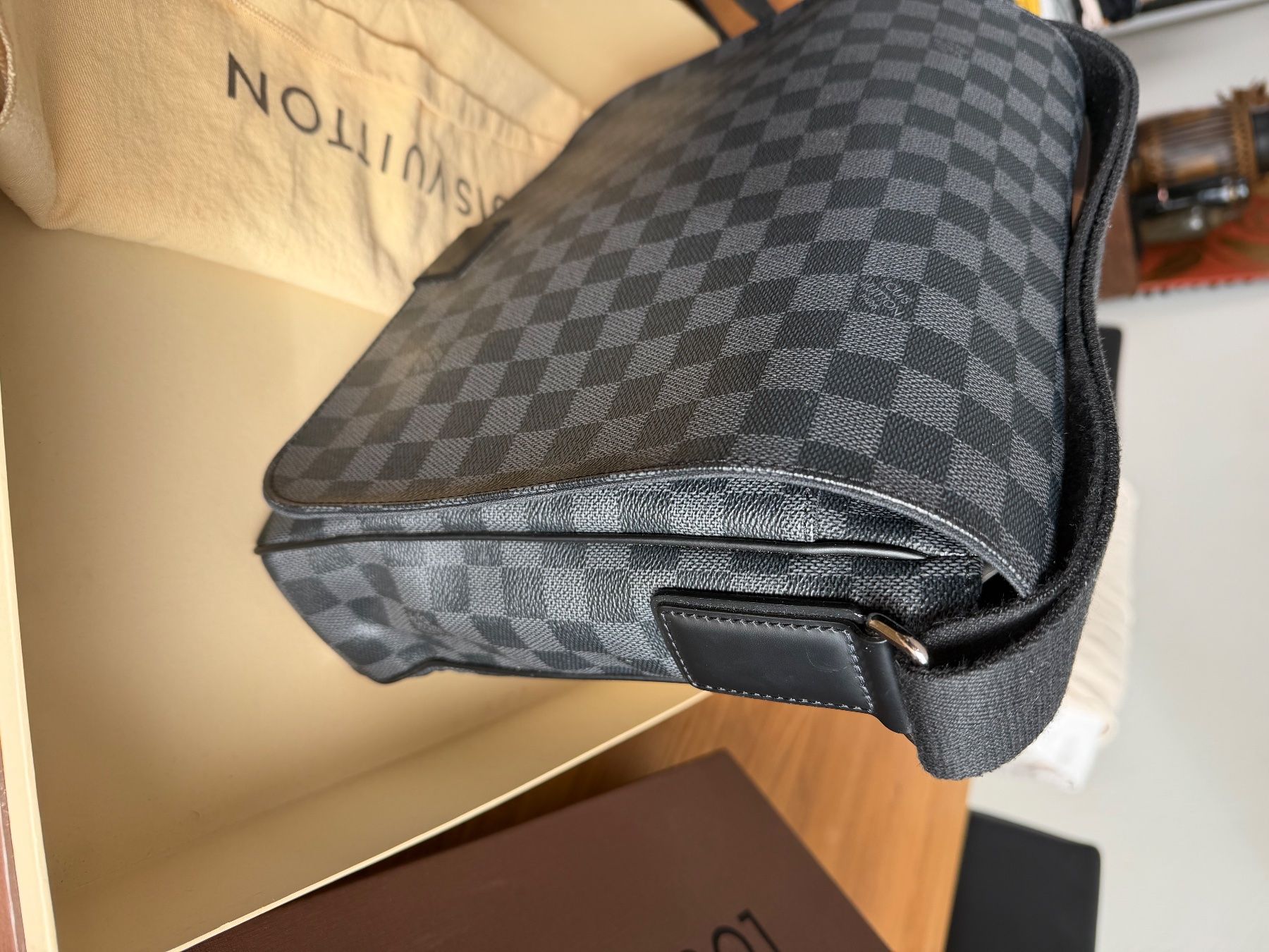Louis Vuitton Sacs: Louis Vuitton Men’s District PM Graphite - Excellent Shape! – D'occasion à Willerzell par obladi82 2