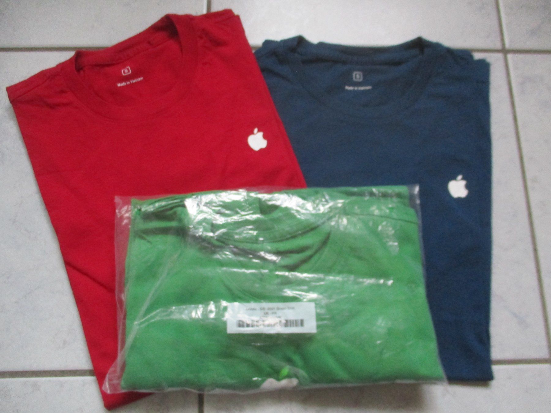 T-shirt: Apple T Shirt – Usato da Birsfelden venduto da alles-muss-raus