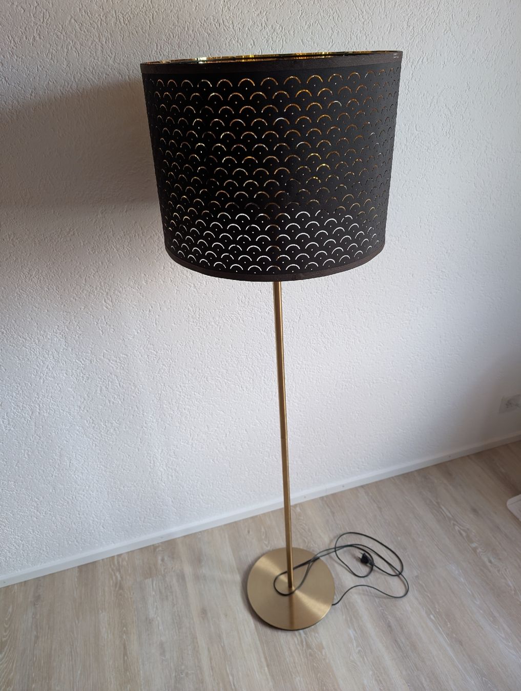 Lampade: Stehlampe und Deckenleuchte Schwarz Gold  – Usato da Schongau venduto da ChrigiT