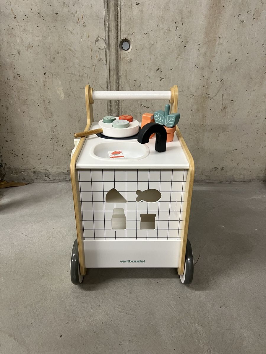 Aides à la marche: Vertbaudet. Wooden Baby Walker Kitchen – D'occasion à Luzern par kri_y772 2
