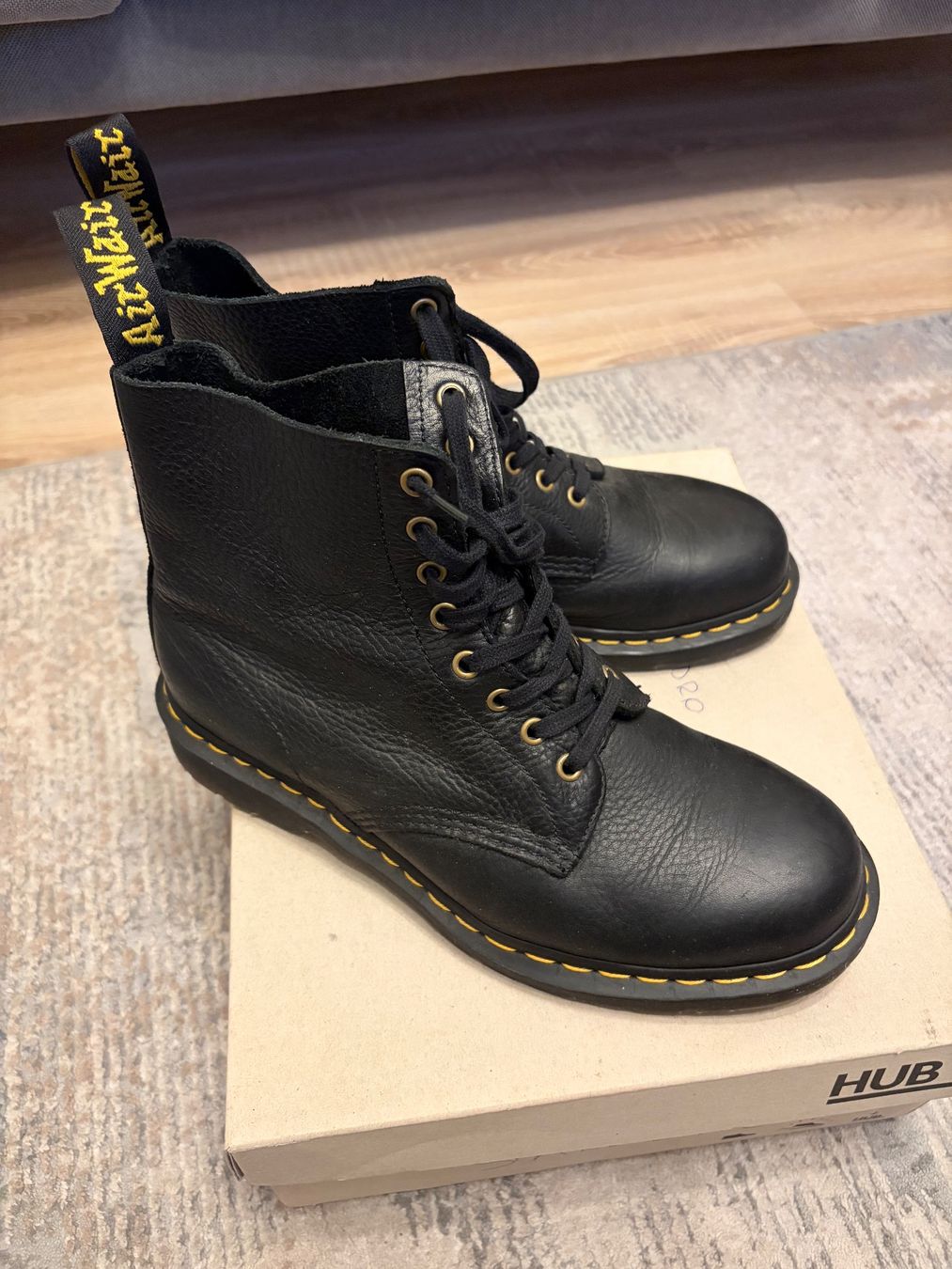 Dr. Martens Herrenschuhe: Dr. Martens boots black good condition – Gebraucht aus Lausanne von san_9d2j