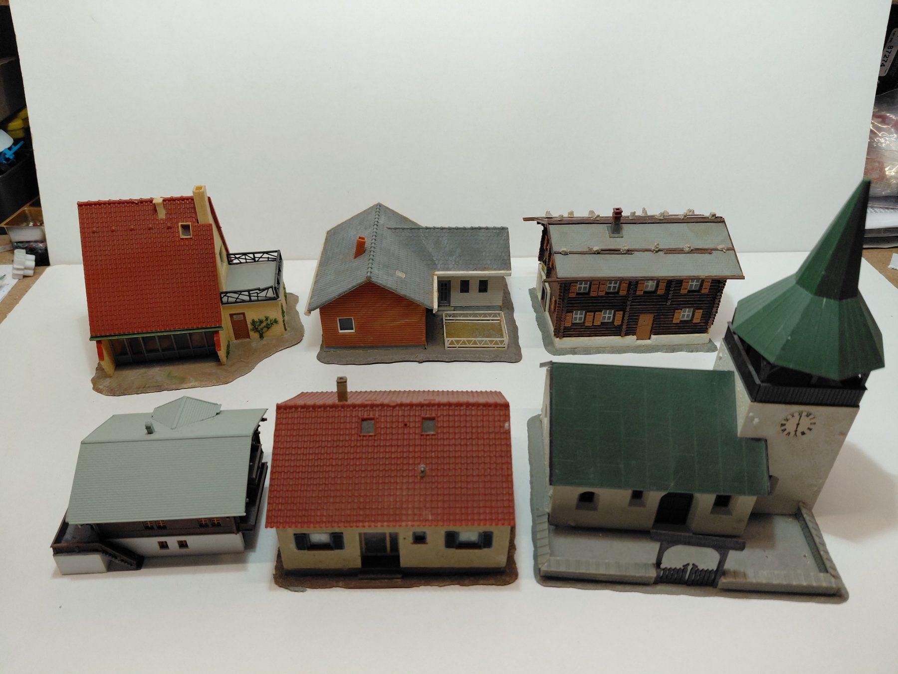 Modellini di ferrovie: Modellhaus-Set: 6 Stk. ländliche Häuser + Kirche, – Usato da Bern venduto da ascona43 1