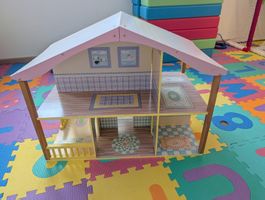 Schönes Puppenhaus aus Holz mit Einrichtung
