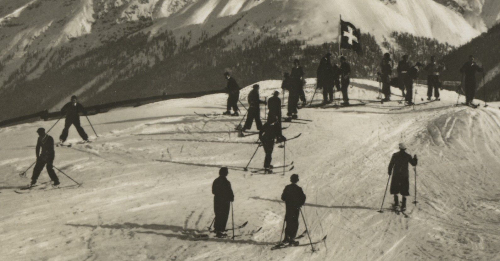 Cartoline postali: AK Skischule Zuoz, Engadin - belebt – Usato da Kirchberg BE venduto da Mgh