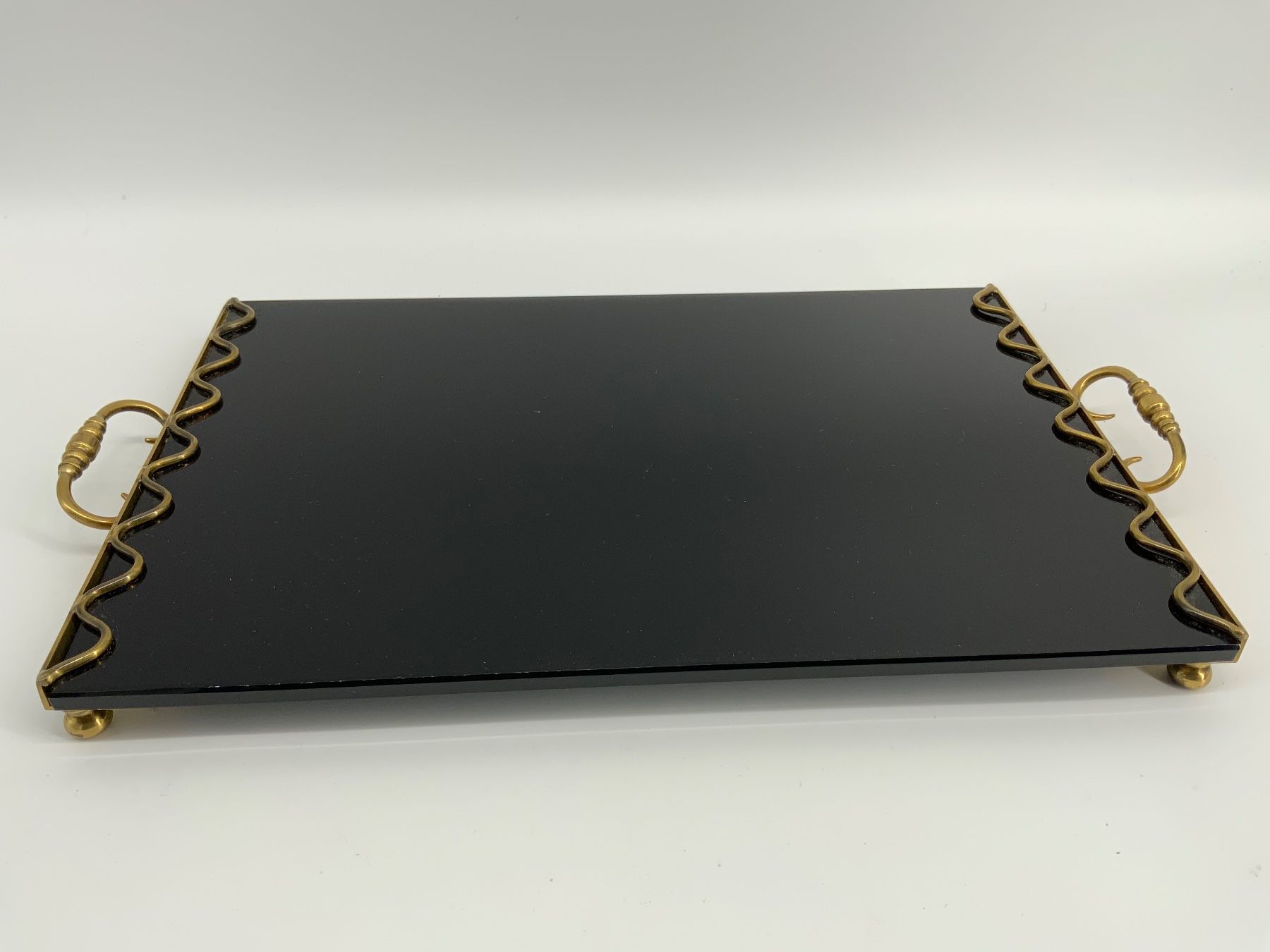 Servierplatten: Vintage Serviertablet schwarzes Glas mit Messing Halterung – Gebraucht aus Erlach von silvia3235 1