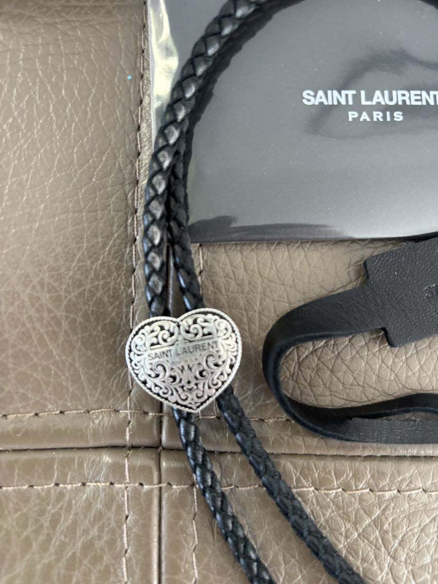 Saint Laurent Colliers: SAINT LAURENT Halsschmuck Leder NEU / 340 CHF – Neuf avec emballage d'origine à Tägerwilen par limolimo 1