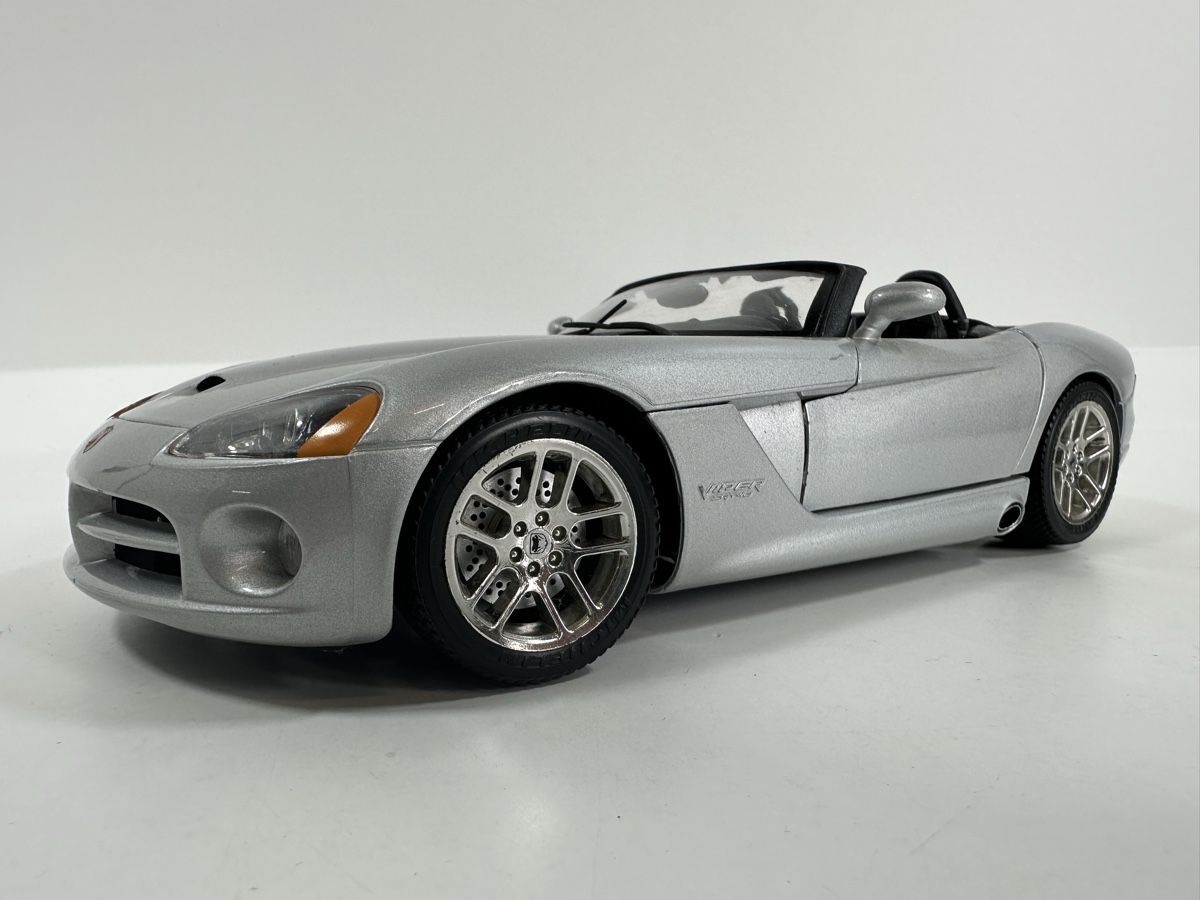 Bburago Modellini d'auto: Dodge Viper SRT-10 1:18, silber, BBURAGO – Usato da Zofingen venduto da rf9_x2xt