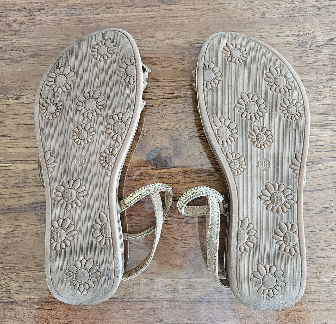 Schuhe für Mädchen: Sommer Sandalen, goldig, Gr. 36 – Gebraucht aus Ottikon b.Kemptthal von Jigsaw1 1
