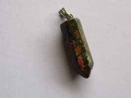 Pendentif en pierre naturelle forme cylindrique pointue