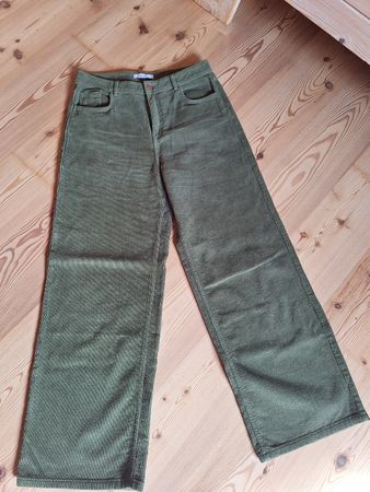 Cordhose Reserved olivgrün Grösse M neuwertig.