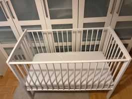 Babybett mit Matratze weiss 60x120cm guter Zustand