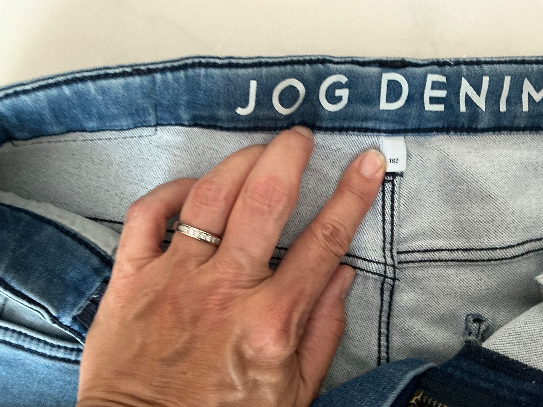 C&A Pantaloni: Weiche Jeans Bermudas Gr.182 C&A – Usato da Biel-Benken BL venduto da Sahra1 2