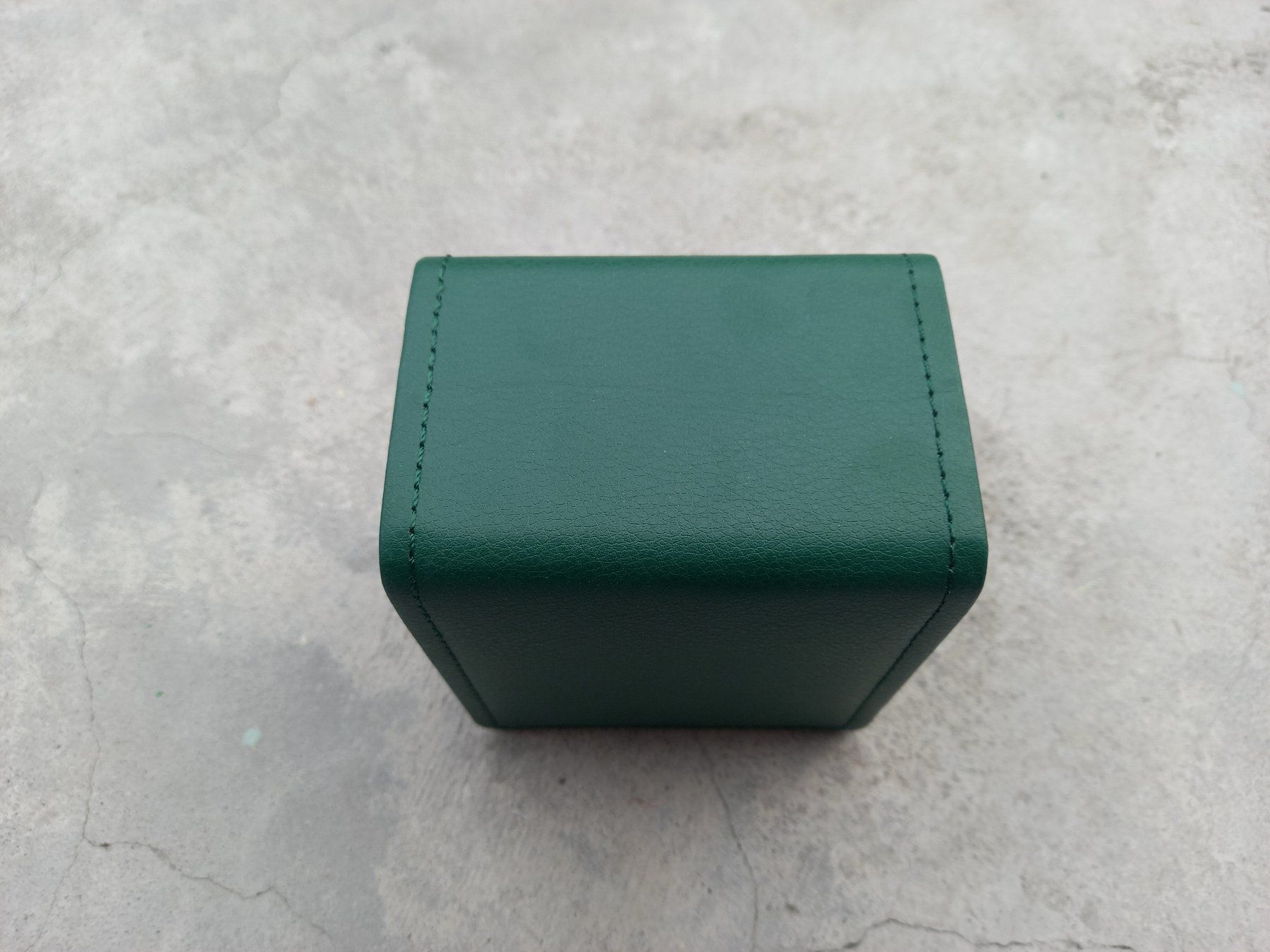 Uhrenboxen: 5x Dunkelgrüne Uhrenbox aus PU-Leder Boîte à montre verte – Neu und originalverpackt aus Lausanne von WATCH-WORLD 5