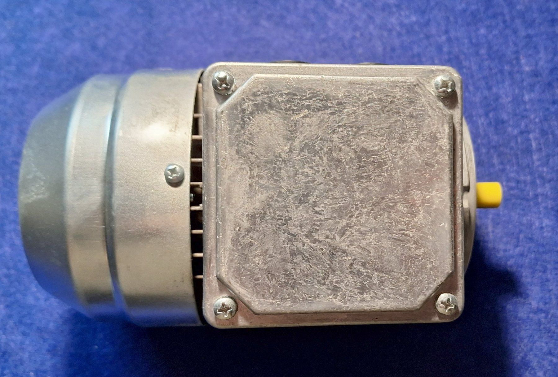 Motori: Moteur triphasé Lenze MDERAXX063-32V1 – Nuovo e nell'imballaggio originale da Bussy FR venduto da 023 3