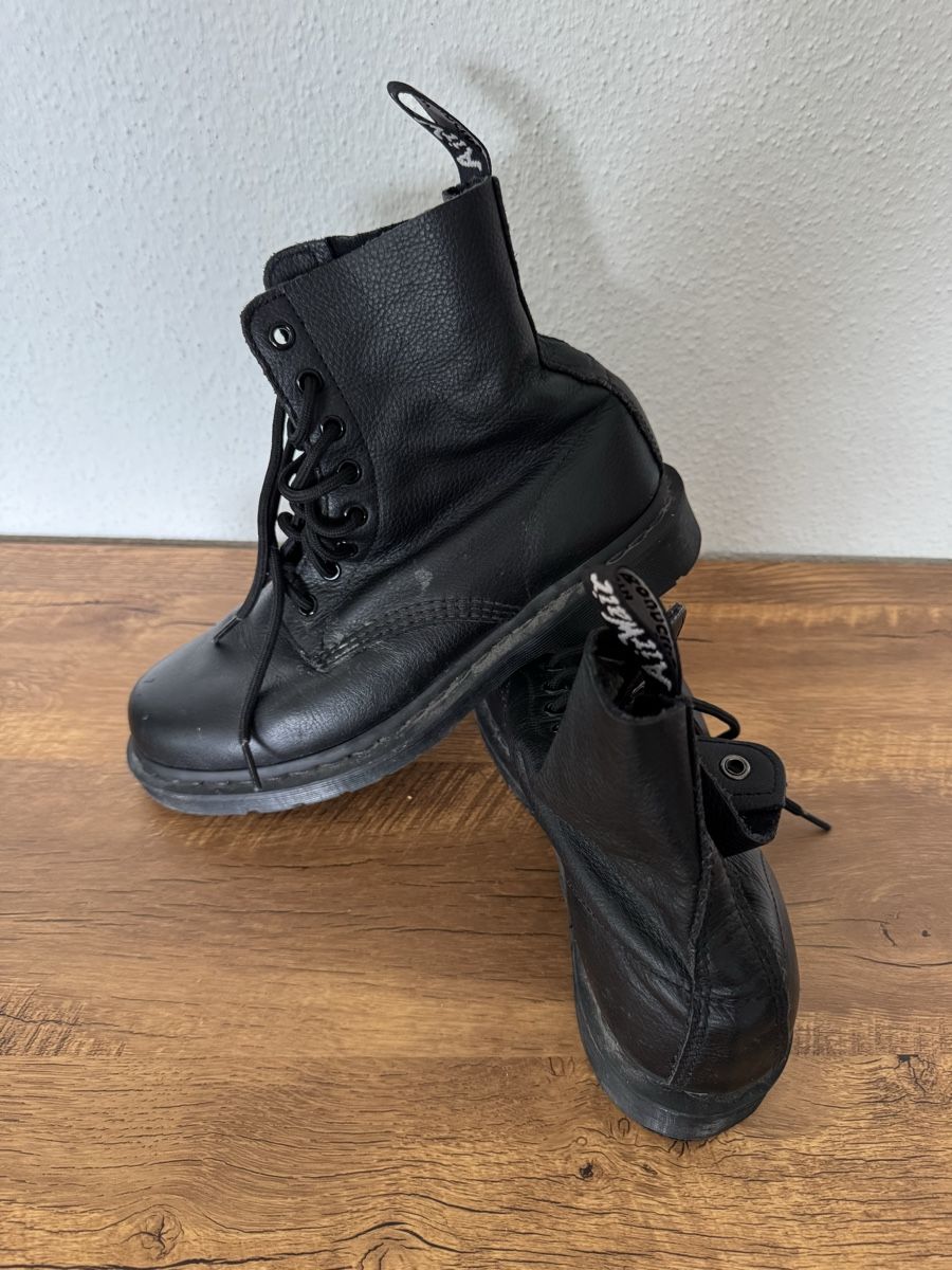 Dr. Martens Chaussures femmes: Dr. Martens, Modèle 1460 Pascal Mono, Noir, Taille 41. – D'occasion à Brügg BE par Goob 2
