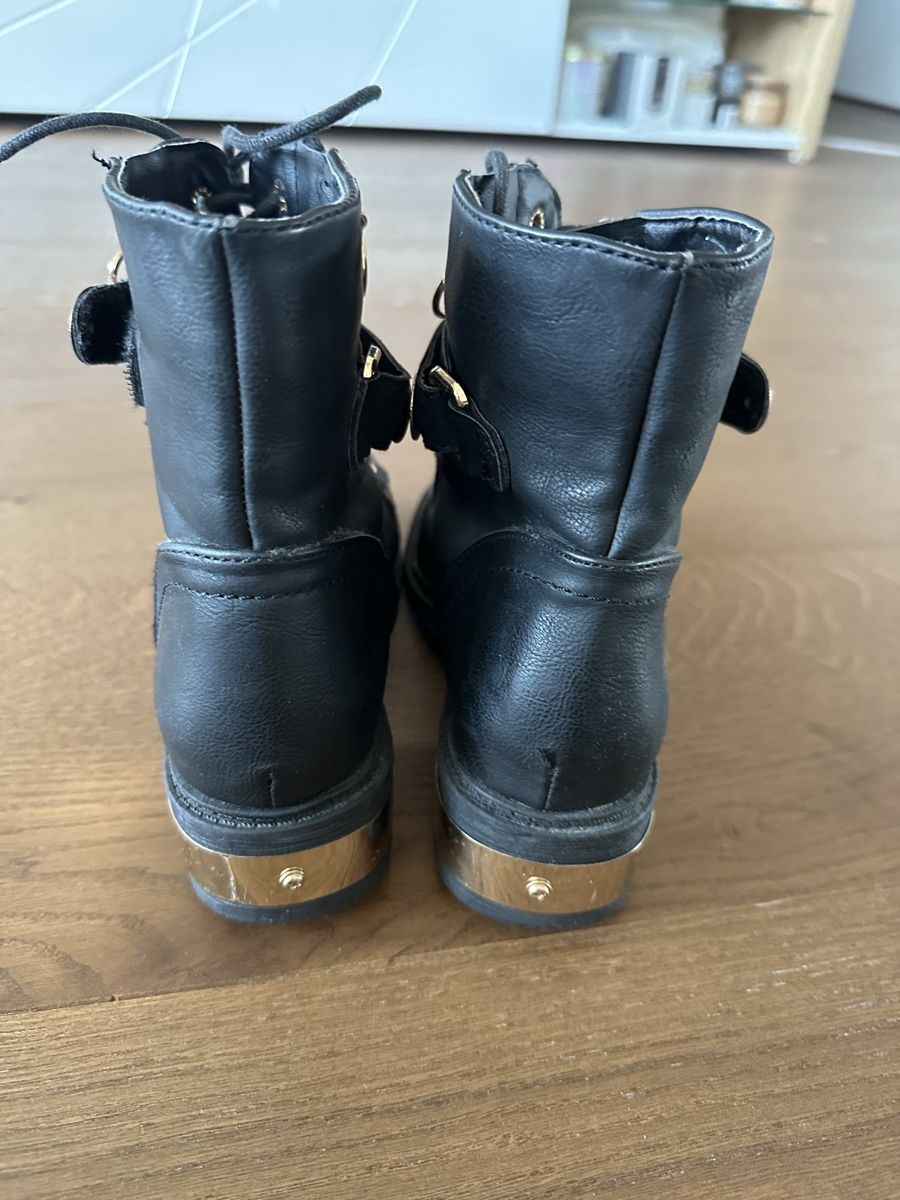 Scarpe da donna: Stiefelette mit goldiger Schnalle – Usato da Wollerau venduto da sesi2204 1