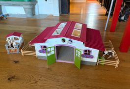 Schleich Pferdestall mit zusätzlicher Pferdebox und Auslauf
