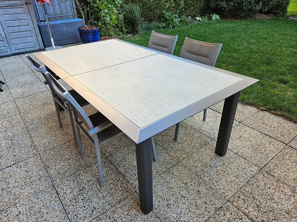 Set di tavolo e panche: Grande table de jardin avec chaises – Usato da Onex venduto da Rduquette