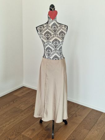 Schöner Rock beige schimmernd h&m Grösse M neuwertig