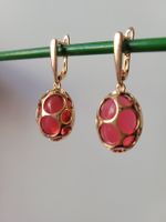 Boucles d'oreilles pendantes en or plaqué et pierre rouge 