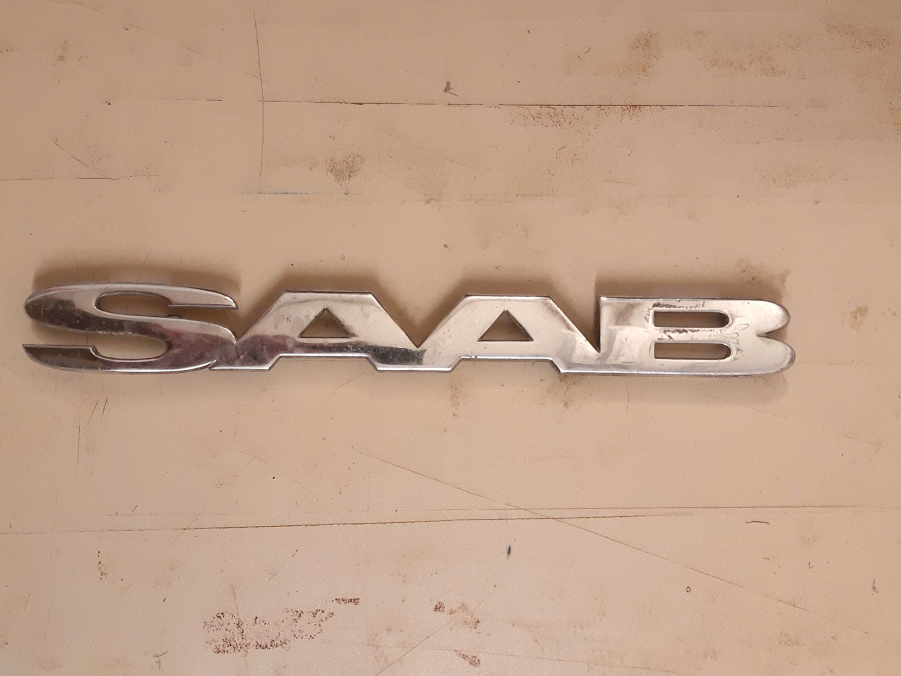 Saab Tutti pezzi di ricambio auto: Emblème SAAB – Usato da Ependes VD venduto da Cartonabanane