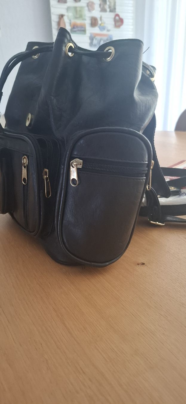 Rucksäcke: Schwarzer, kleiner Rucksack aus Kunstleder – Neu (gemäss Beschreibung) aus Ried-Brig von Allerlei-2026 2