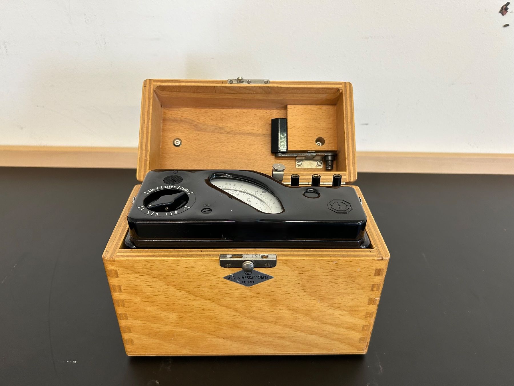 Messen: Historischer Kurbelinduktor-Isolationsmesser Metrawatt – Gebraucht aus Zürich von LuZ_8005 3
