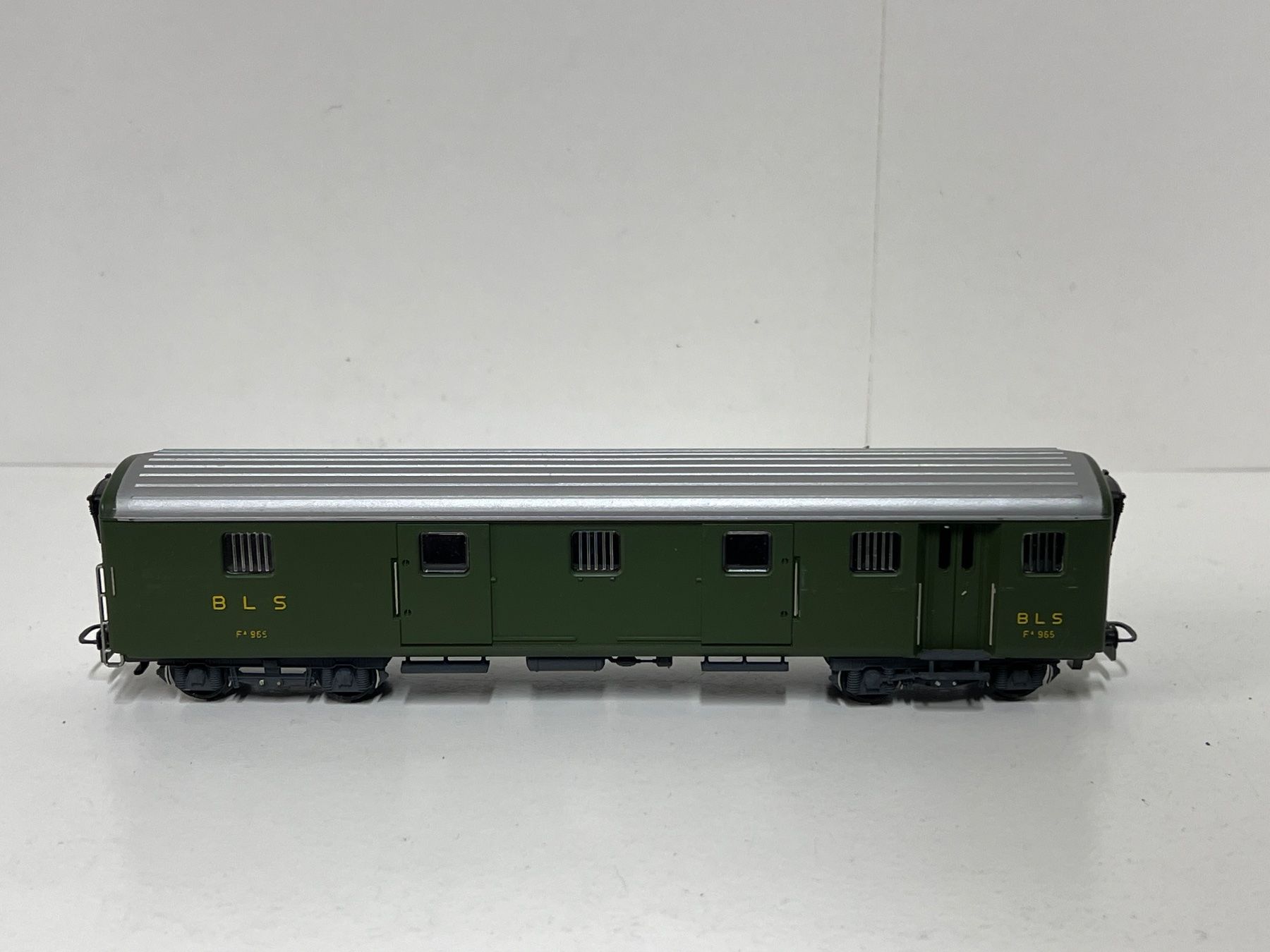 Kleinbahn Modellini di ferrovie: KLEINBAHN Gepäckwagen  BLS  H0 DC – Usato da Neuenhof venduto da ludovicco