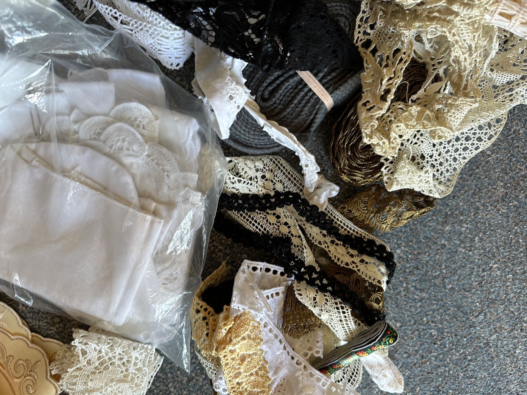 Tessuti: Borte Band  spitze durchbrochen Stoff stoffreste – Usato da Buchs SG venduto da Billikatze5 3
