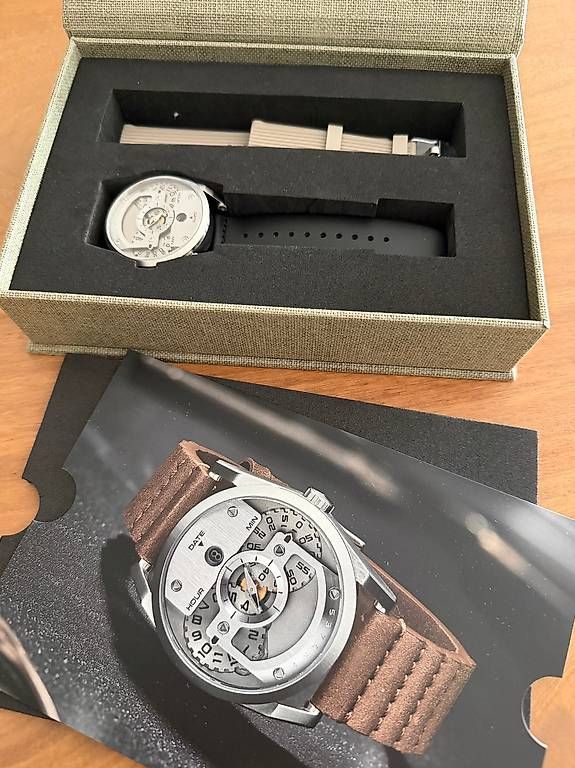 Orologi: Montre ANGLES DiscOne à heure sautante - Édition limitée – Nuovo e nell'imballaggio originale da La Tour-de-Peilz venduto da juju-juju 3