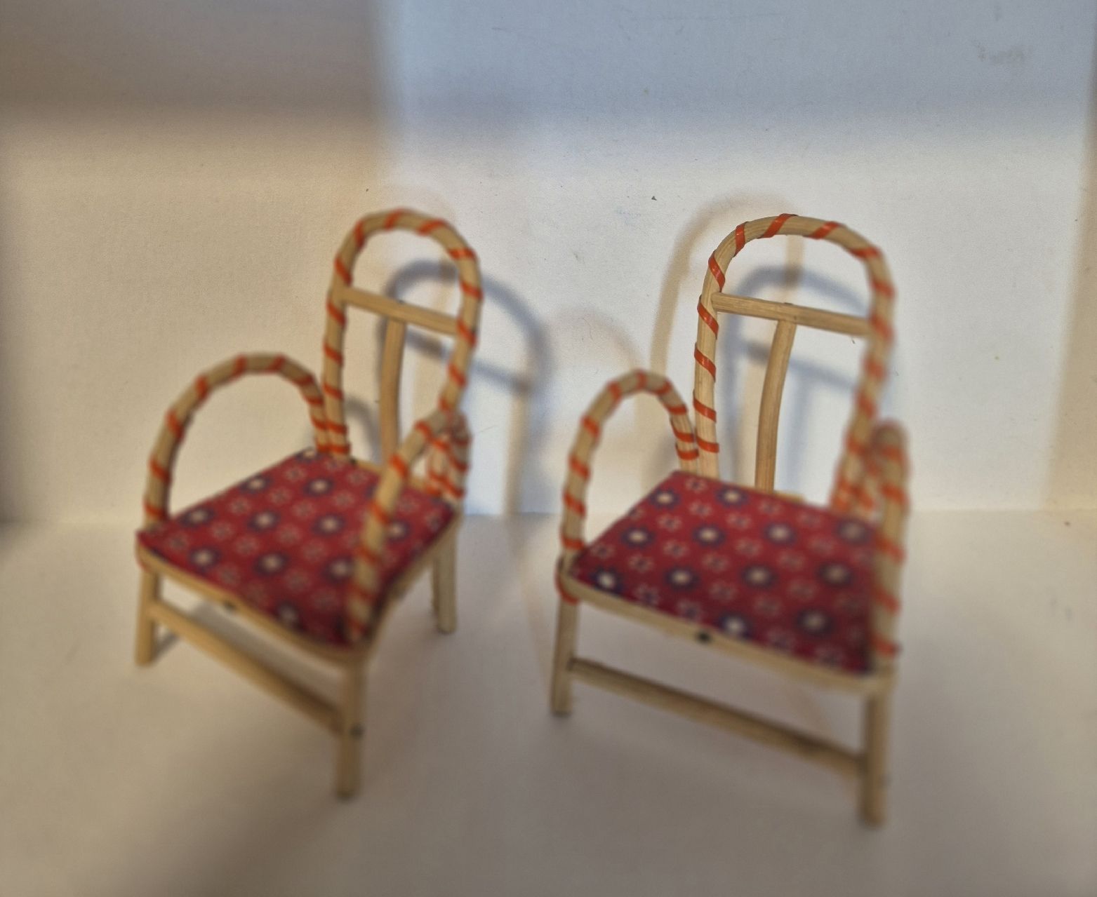 Case e mobili per bambole: Puppenstubenmöbel Set 3-teilig Rattan rot gemustert. – Usato da Thörishaus venduto da AdriS-8_sammelsurium 3