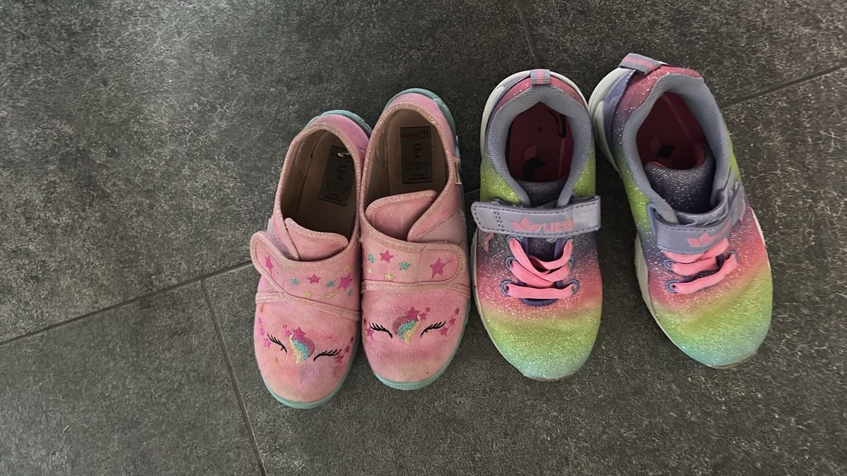 Scarpe per ragazze: Schuhe Kinder Rosa Regenbogen Einhorn Grösse 28 – Usato da Holderbank AG venduto da Pygmeus