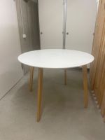 Runder Esstisch mit Holzbeinen, skandinavisches Design