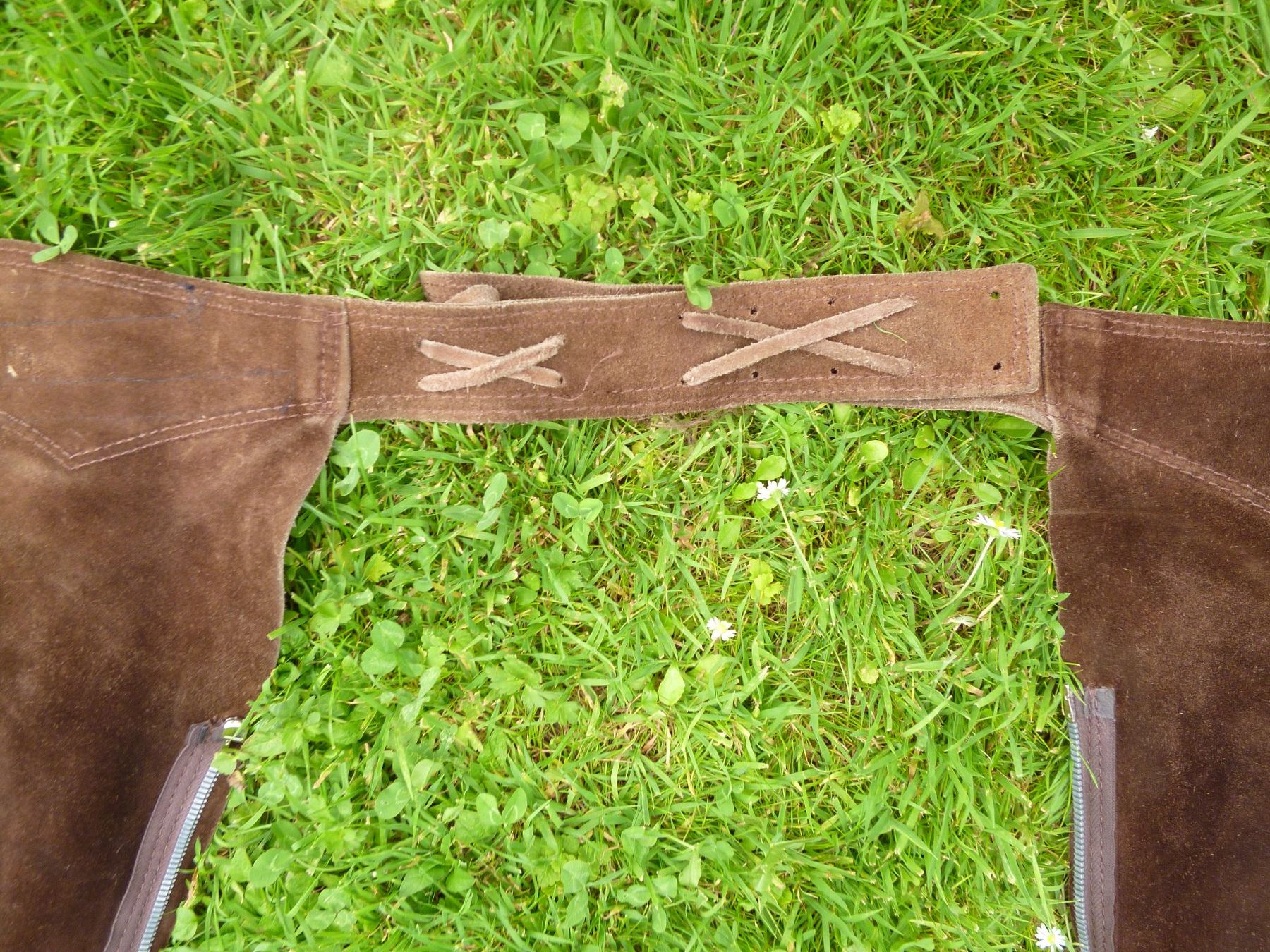 Pantaloni: braune Western-Chaps aus Wildleder – Usato da Dättlikon venduto da Mamakuga 2