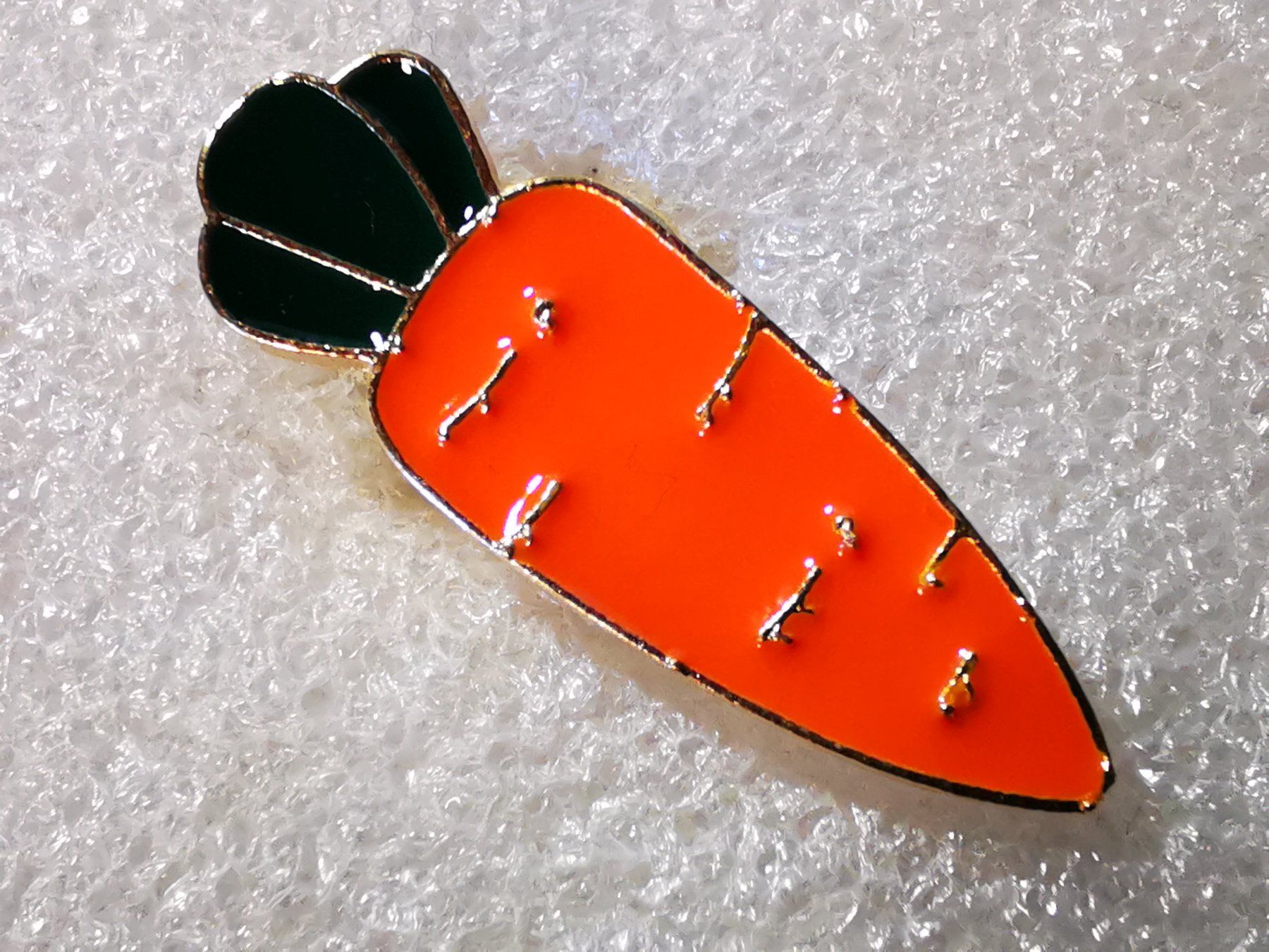 Plaketten & Abzeichen: Ansteckpin 89: Karotte – Gebraucht aus Oppligen von Pin-Fall-Shop