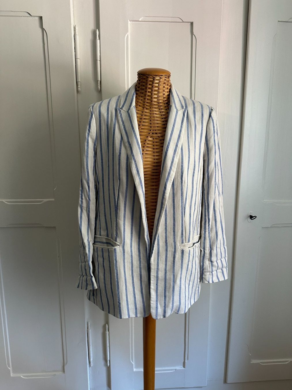 H&M Vestes: Blazer hellblau-weiss gestreift 40 – D'occasion à Zürich par Diazaio