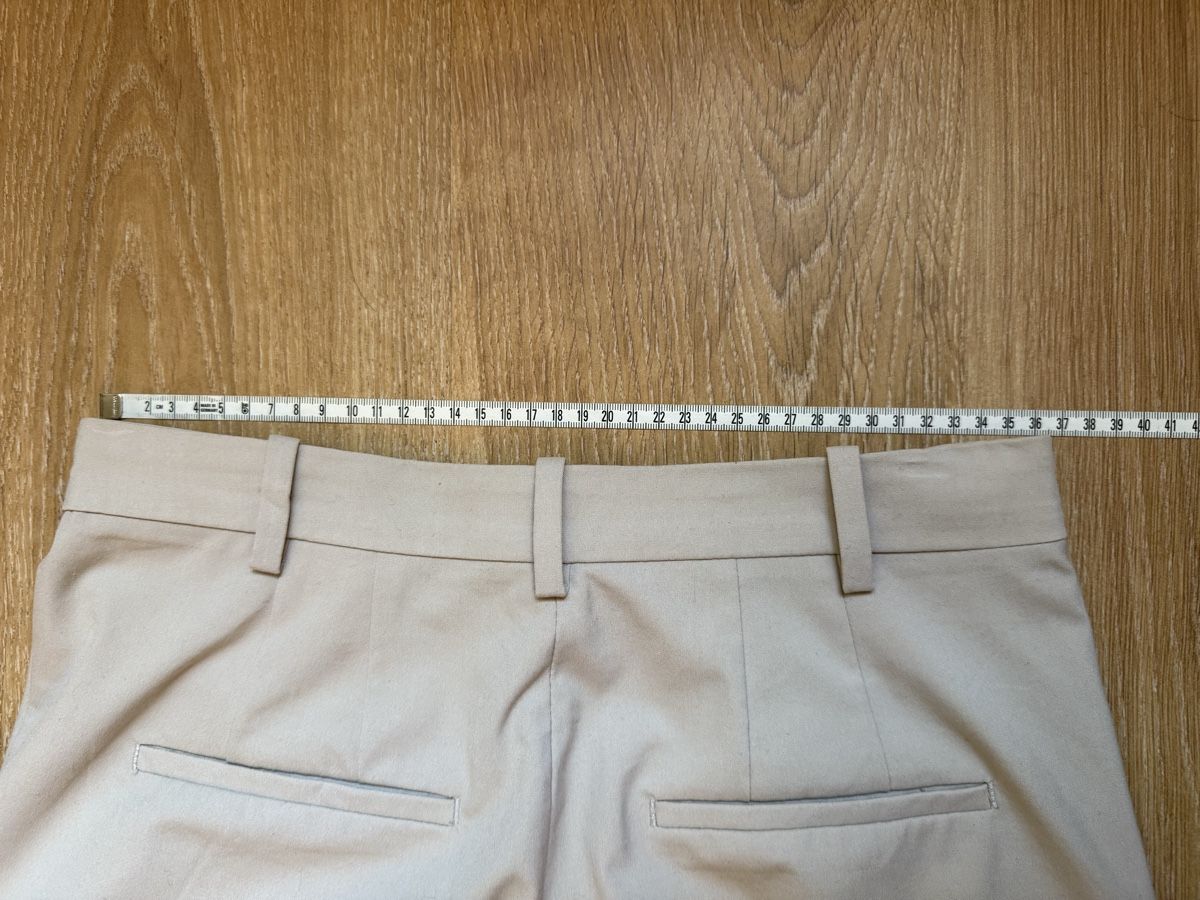 H&M Pantaloni: Pantalon large à plus beige H&M, t.38/M – Usato da Tavannes venduto da Thriftshop 2