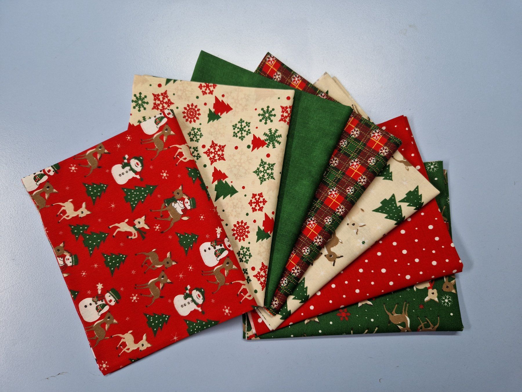 Tessuti: Lot tissu patchwork Noël  7 pcs 30 x 35 cm NEUF – Nuovo e nell'imballaggio originale da St-Imier venduto da goodber