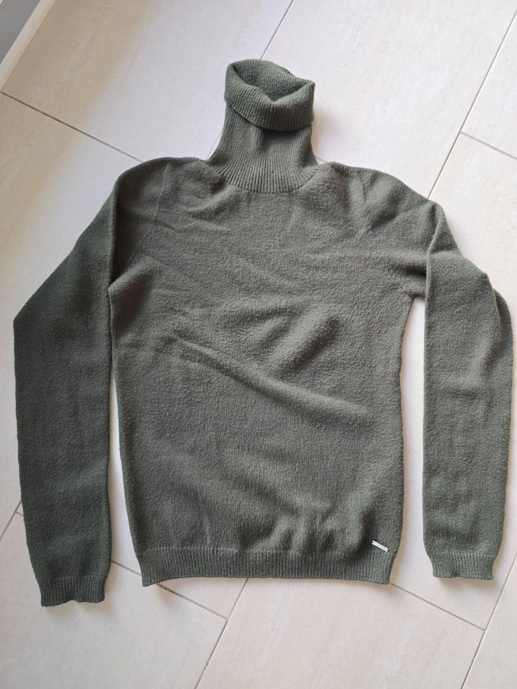 Guess Pulls & Sweat-shirts: Olivfarbener Guess Rollkragen Pullover  Gr. M – D'occasion à Steinhausen par aengeli07