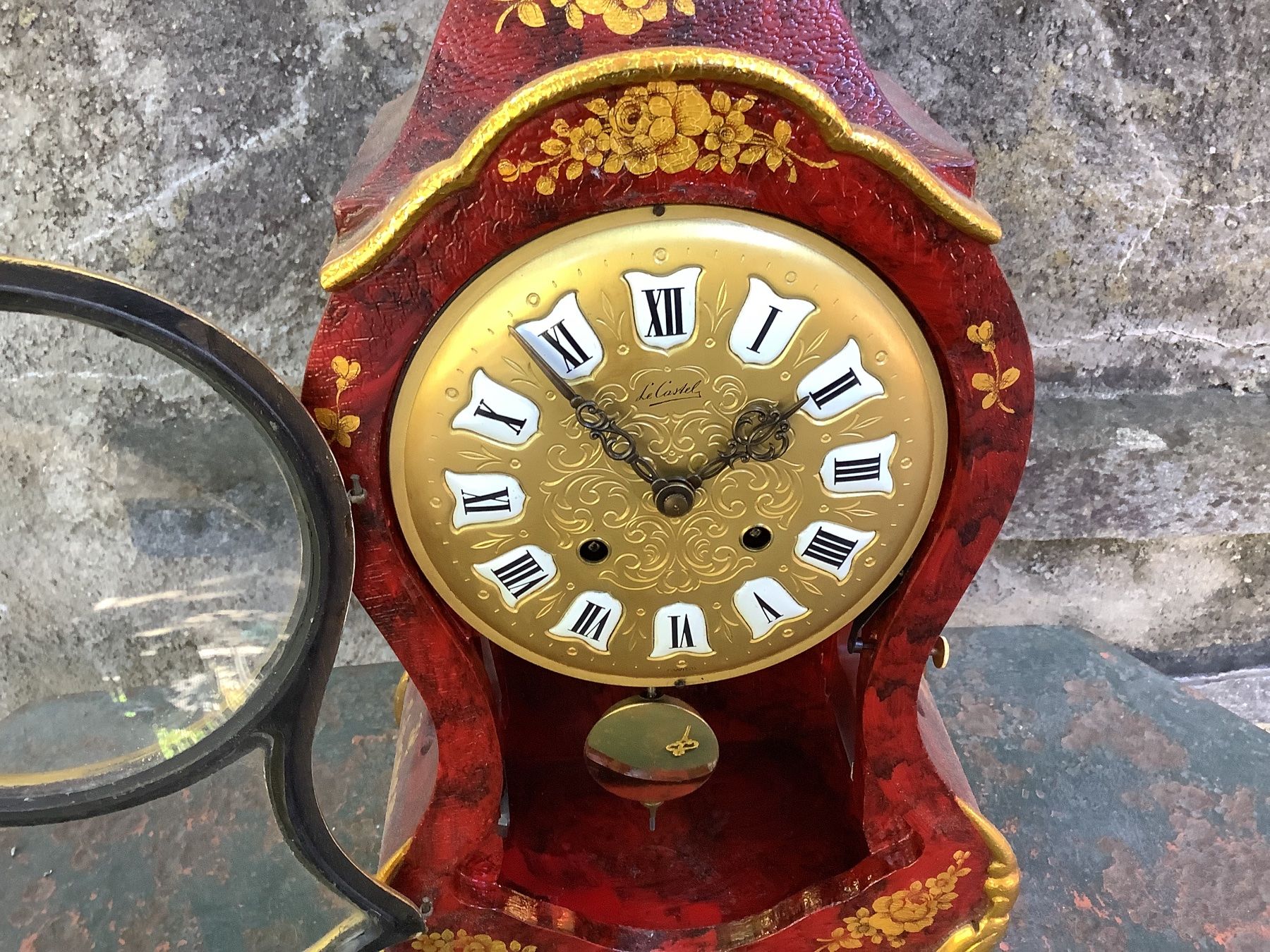Stand- & Wanduhren: Pendule Le Castel rot bemalt mit Schlüssel – Gebraucht aus Flaach von Monisoldshop