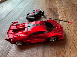 RC Auto rot mit Fernbedienung und Batterien