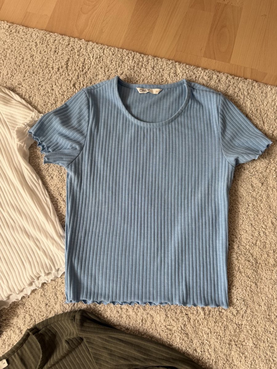 Only T-Shirts: 4er Set Damen T-Shirts, XS, ONLY – Gebraucht aus Abtwil SG von ann_z86v 1