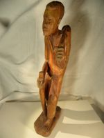 Eindrückliche Holzskulptur Fischer mit grossem Fisch
