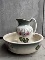 Schüssel und Krug aus Keramik mit Blumenmotiv