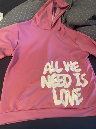 Sweat à capuche rose"All We Need Is Love"