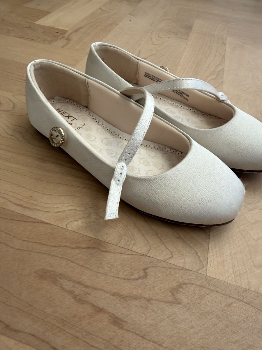 Next Scarpe per ragazze: Ivory bailarina with strap – Usato da Aadorf venduto da ycobos