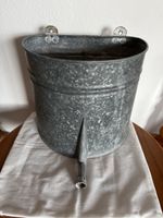 Vintage Zink Wandbehälter, halbrund mit Gewindeauslass